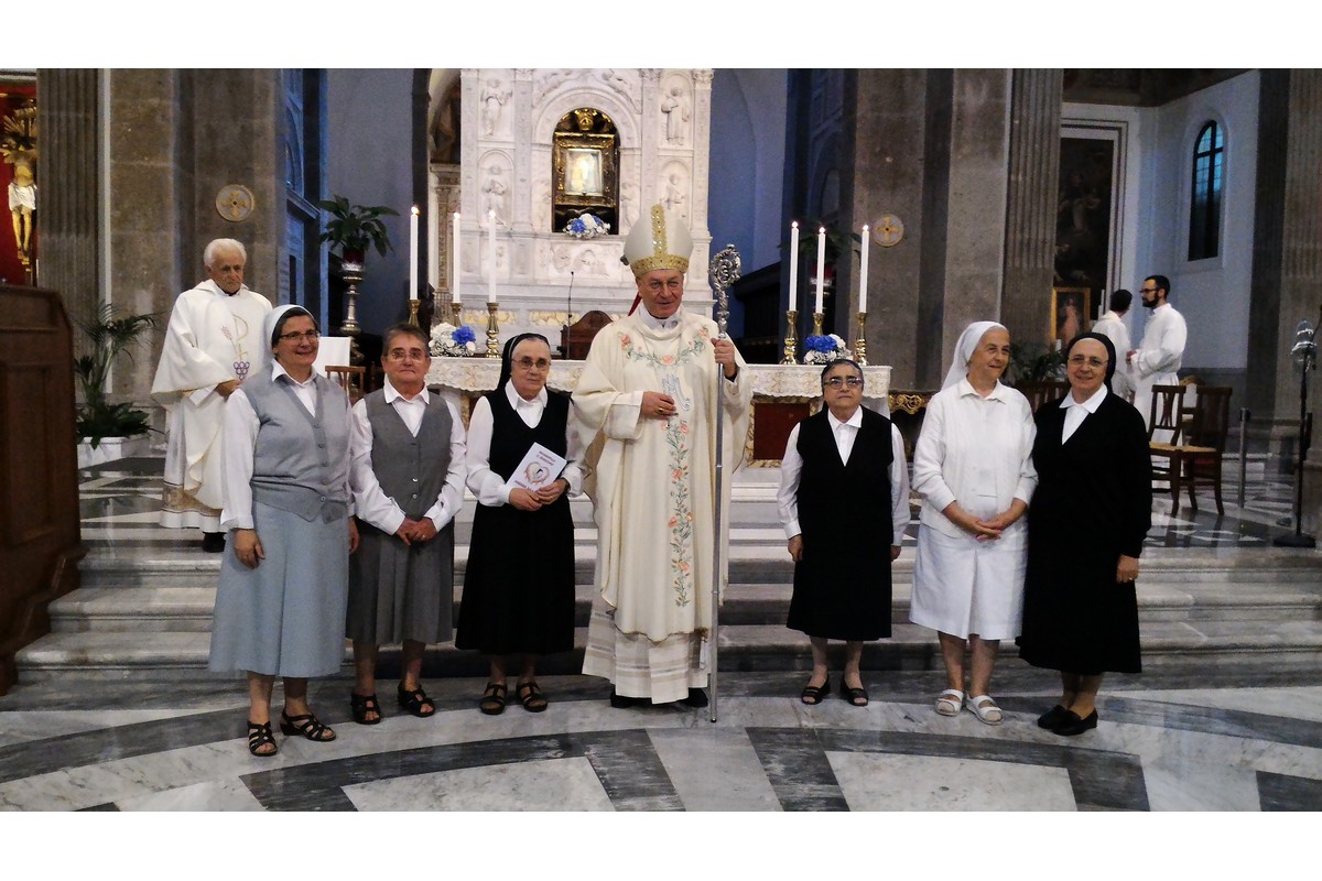 Da sinistra: Sr. Enrica, Sr. Gabriella, Sr. Maria, il Vescovo di Viterbo, Sr. Vincenza, Sr. Maria, Sr. Eliana