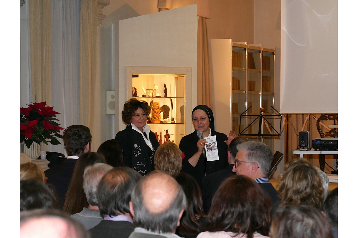 Il Presidente dell'Associazione, Nunzia Guzzo, con la Madre Generale, Sr. Eliana Massimi