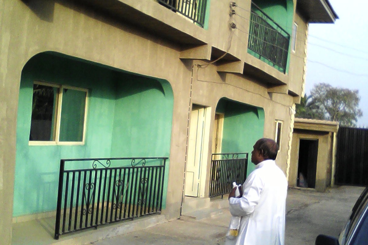 Nigeria - Il Parroco benedice la nuova Casa