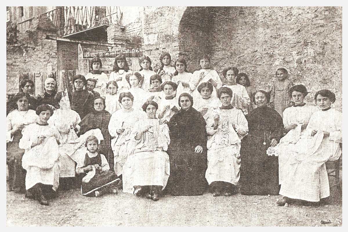Allieve, giovani e anziane, del Corso di Economia domestica dell'anno scolastico 1912-1913.