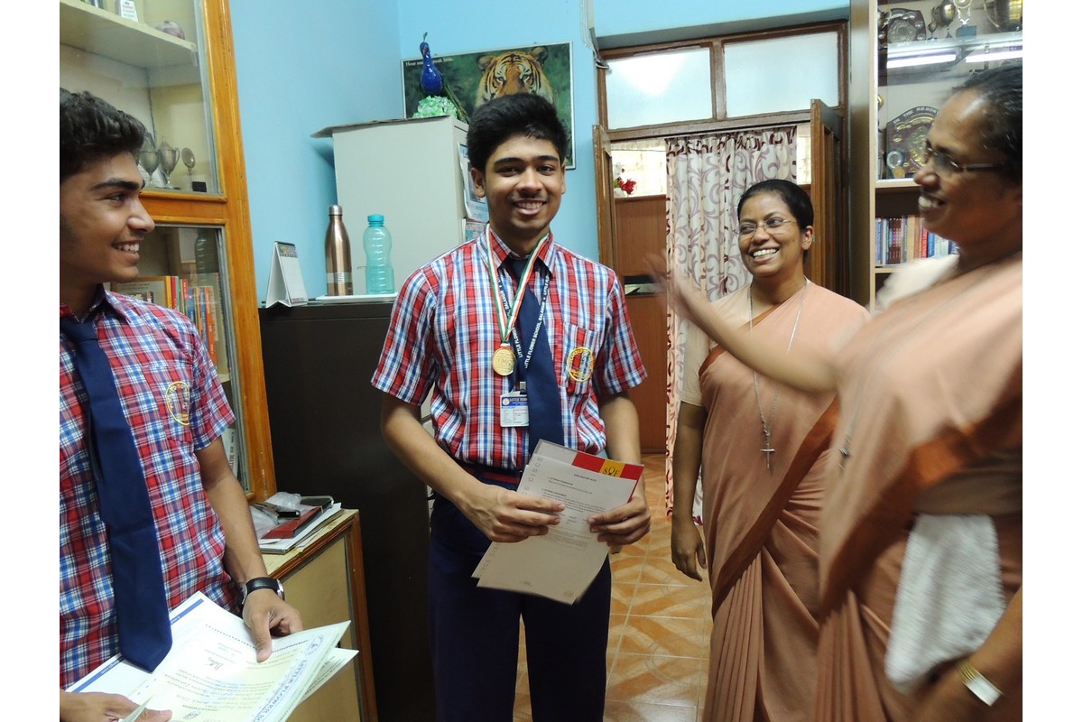 Abineet riceve il certificato d'esame con la medaglia d'oro
