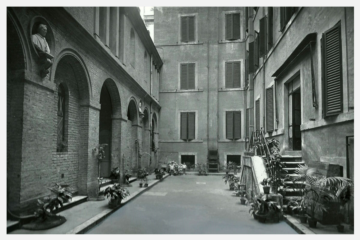 Prima metà del XX secolo - Cortile della Curia Generale in via Gioacchino Belli a Roma.