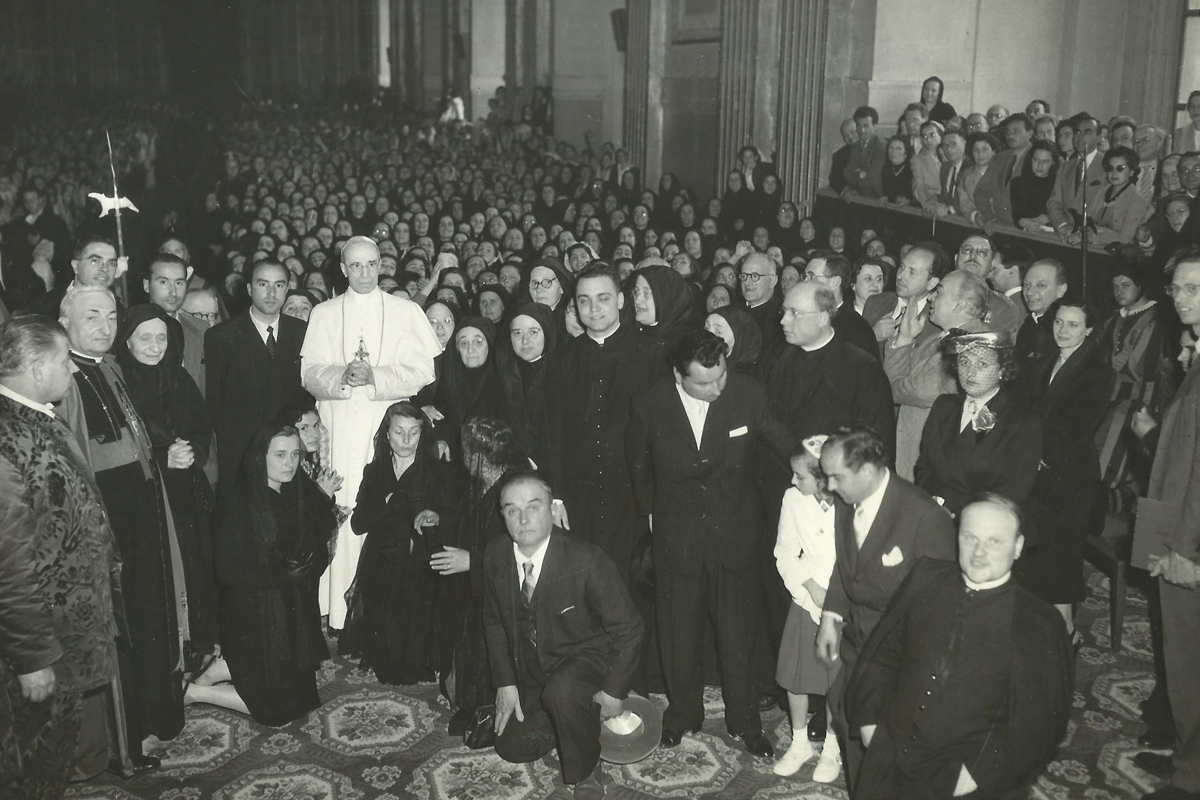 Udienza di Pio XII con le Maestre Pie e i discendenti dell