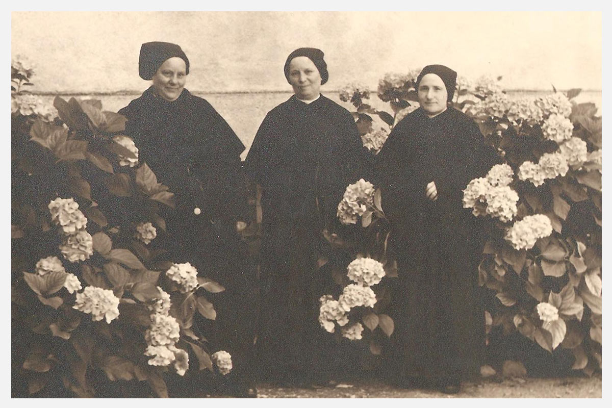 Luglio 1953 - Comunità di Bodio (VA). A partire da sinistra le suore: Chiara Terribili, Maria Francolini e Ida Magnaterra.