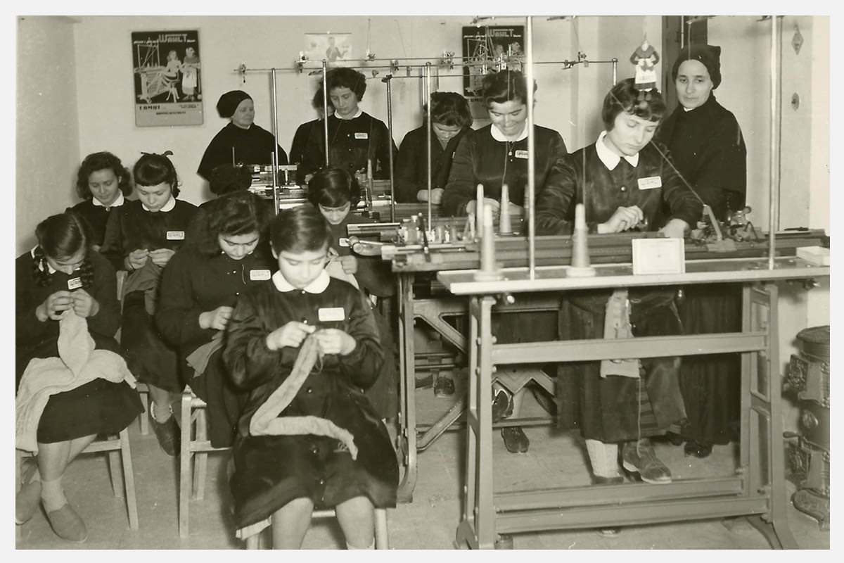 Gennaio 1955 - Primo gruppo delle alunne della scuola di maglieria a Calcinelli (PU).