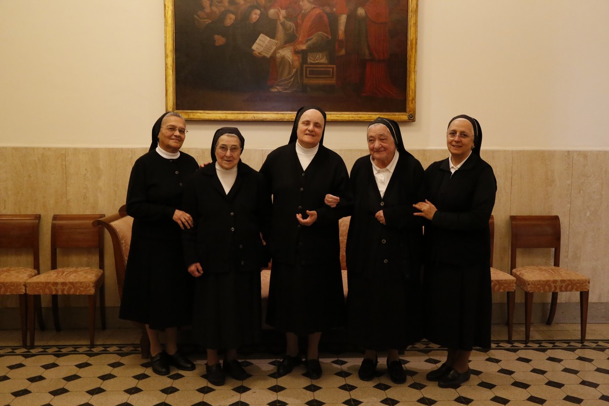 Da sinistra a destra: Sr. Maria Teresa Crescini, Sr. Angela Silvestrini, Sr. Marcella Lorenzetti, Sr. Maria Mascilongo, Sr. Eliana Massimi