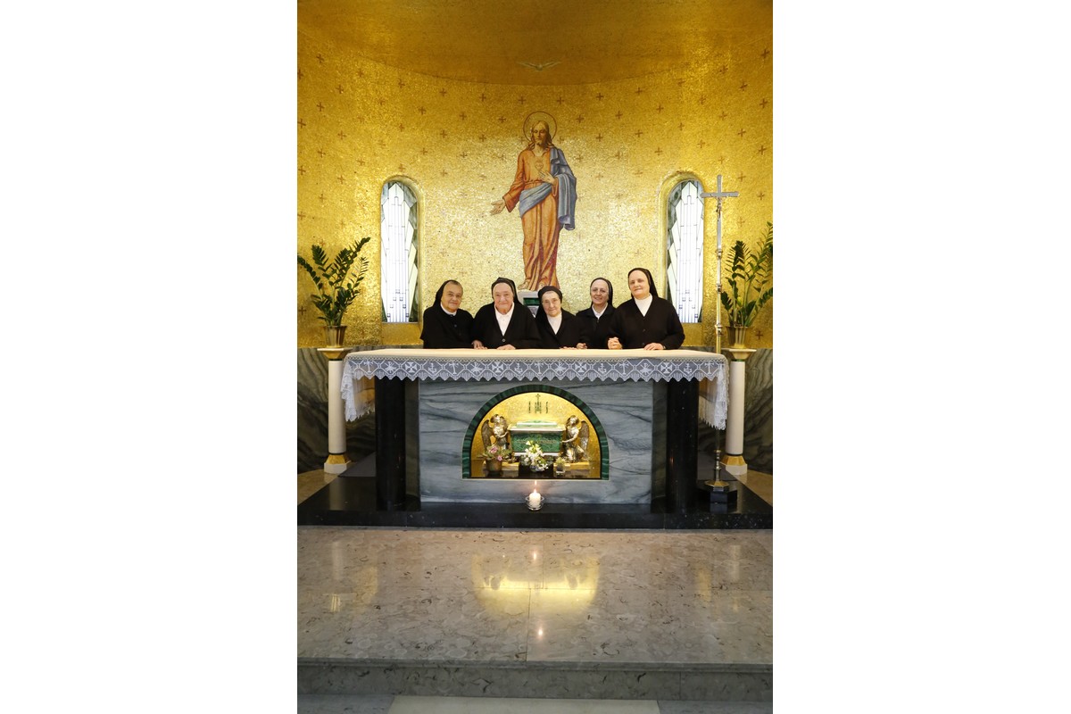 Le cinque Madri generali vicino alle reliquie di S. Rosa Venerini