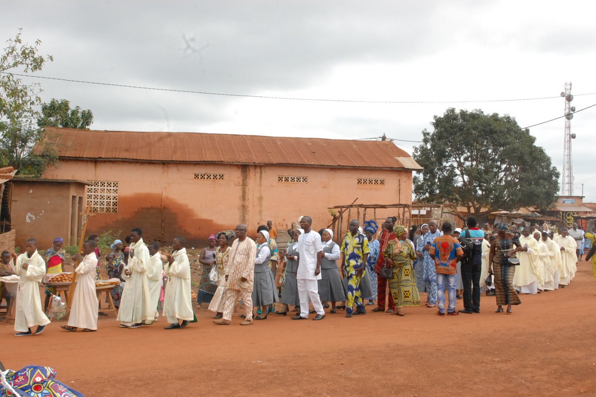 Benin - Prima professione (processione)