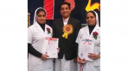 Consegna dei diplomi di laurea presso la Scuola di infermieristica di Allahabad (India)