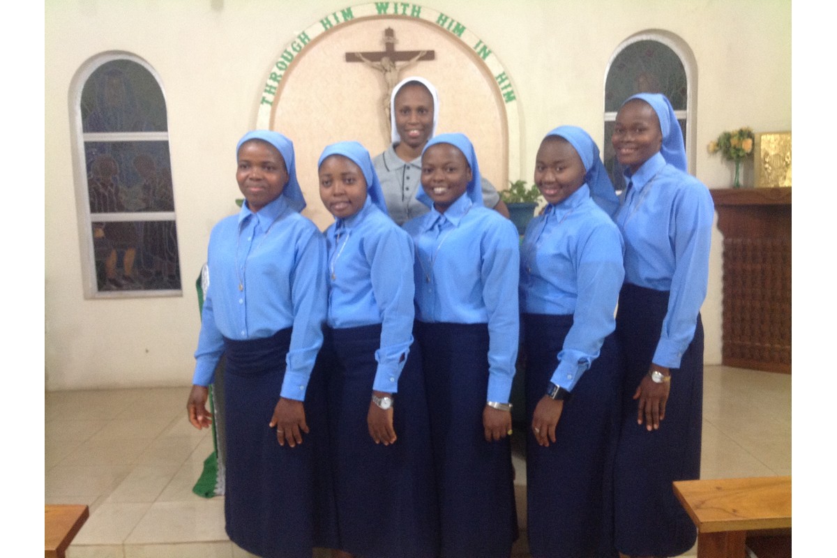 Nigeria - Postulanti con la Maestra Sr. Judith