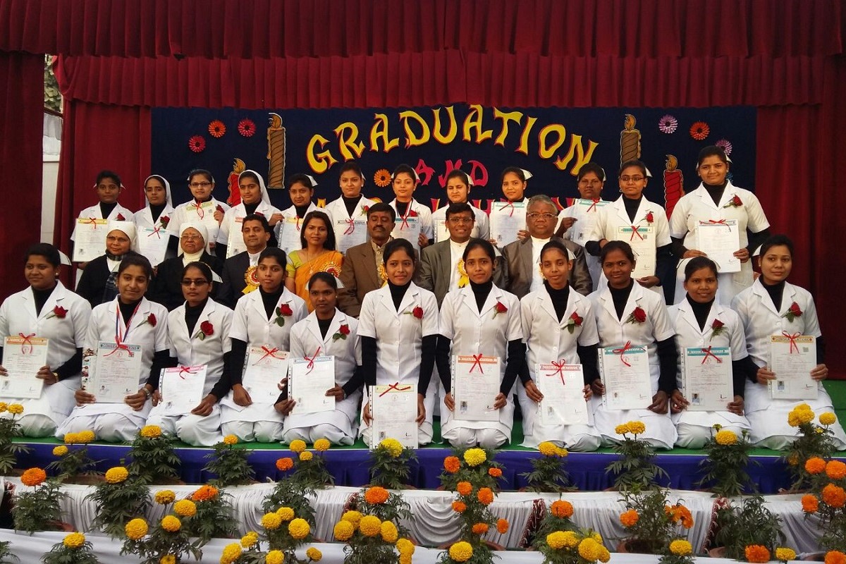 Consegna dei diplomi di laurea presso la Scuola di infermieristica di Allahabad (India)
