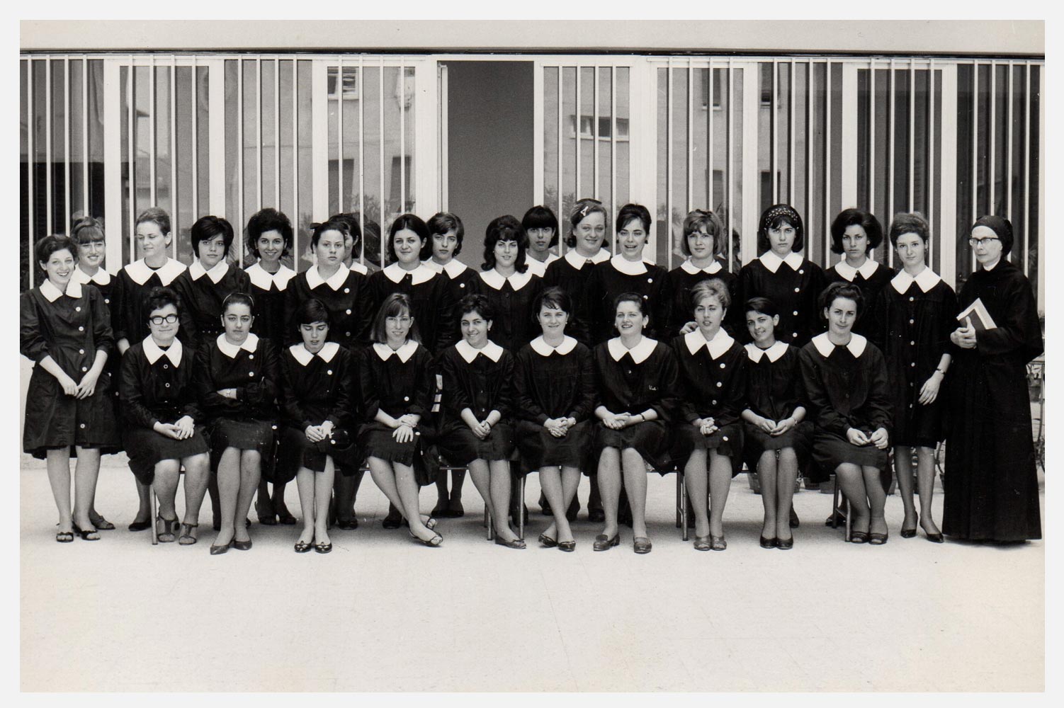 Livorno - Paradisino, 1964   Suor Celeste, insegnante di lettere, con le allieve dell'ultimo anno dell'Istituto Tecnico Femminile