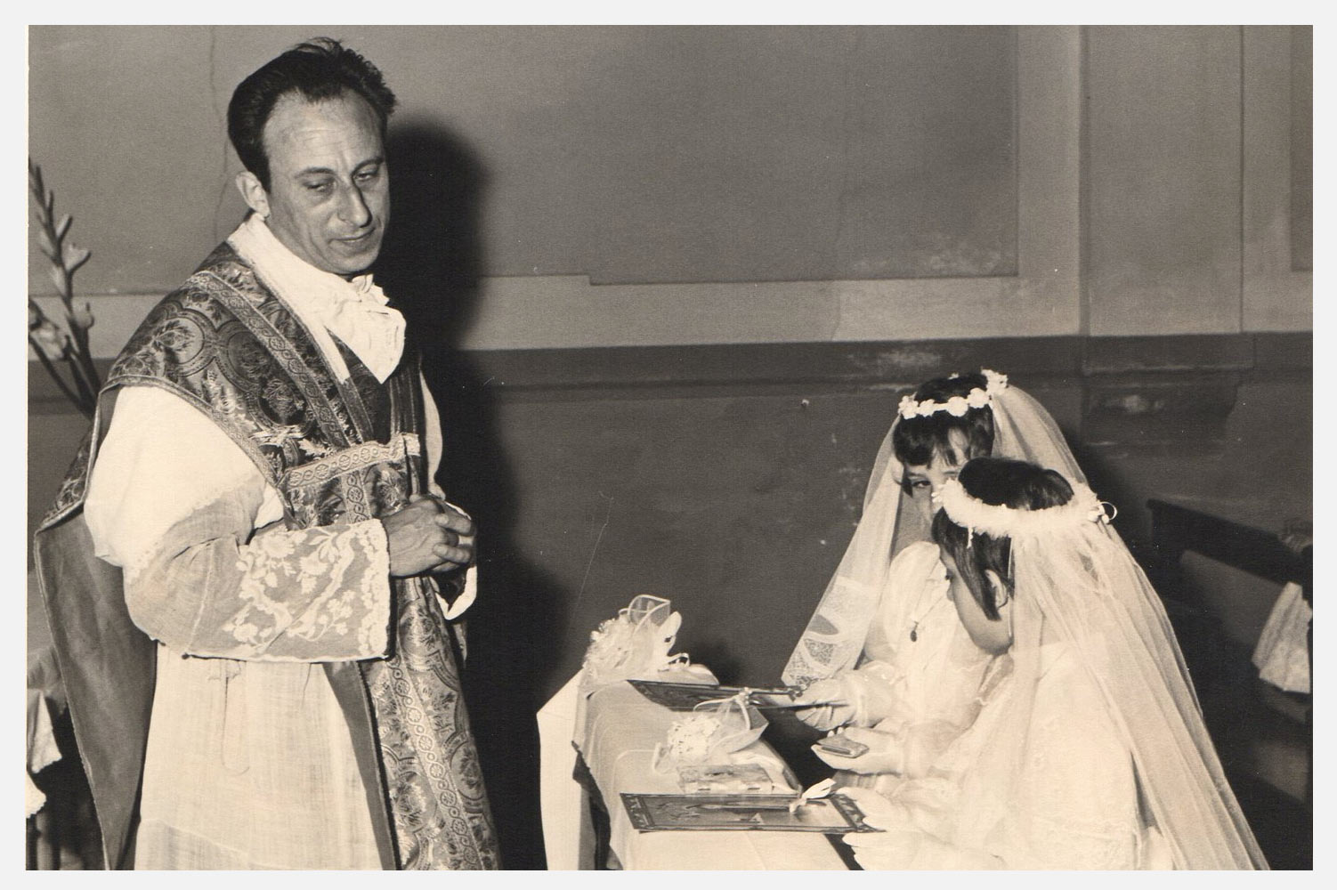 Livorno, 2 giugno 1959   Padre Adalberto Marigo S.J. in occasione della Prima Comunione di Elena Pacini e Monica Casini nella Chiesa Vecchia Paradisino