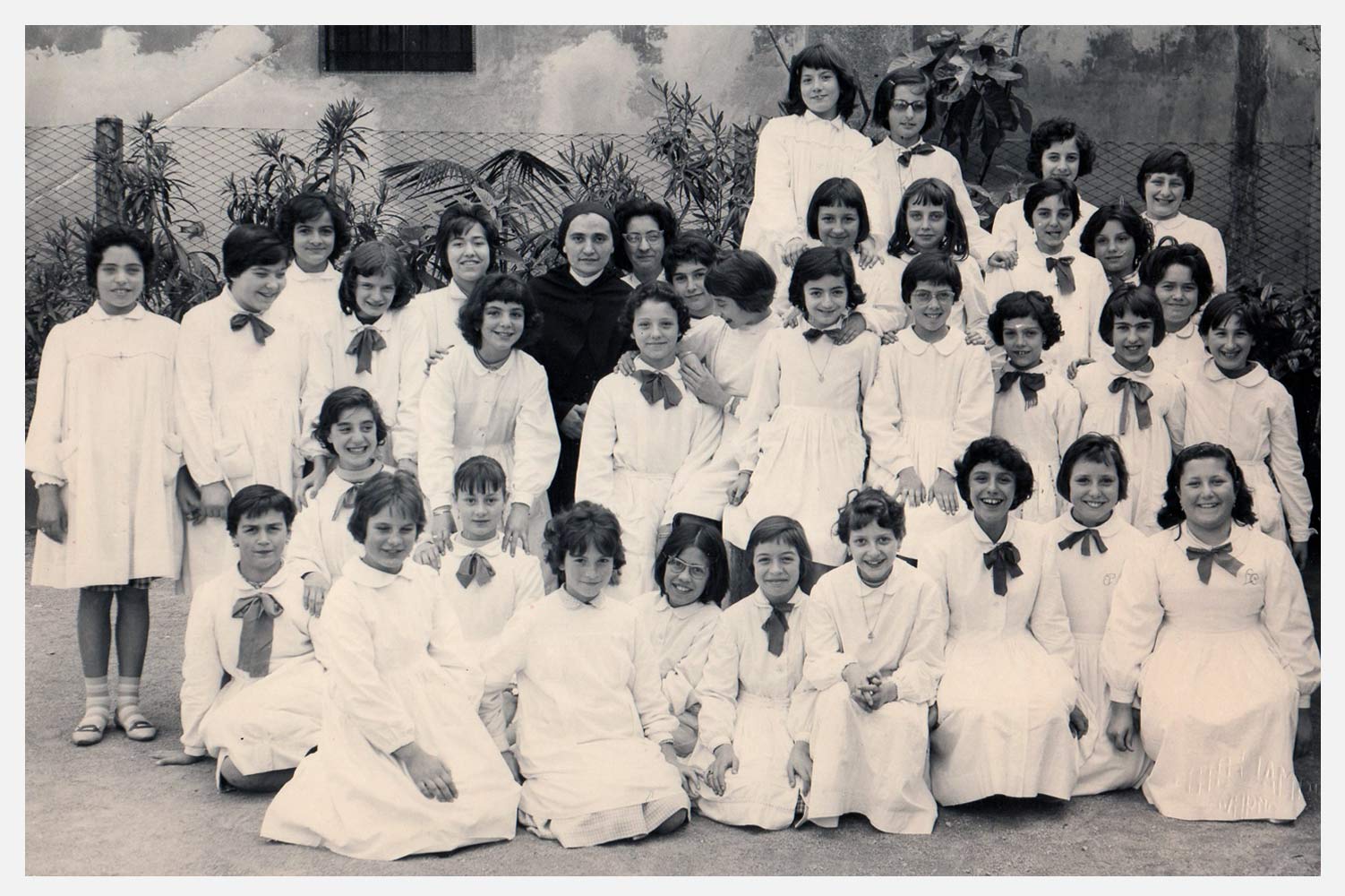 Livorno - Paradisino, 1960   Suor Maria con le alunne