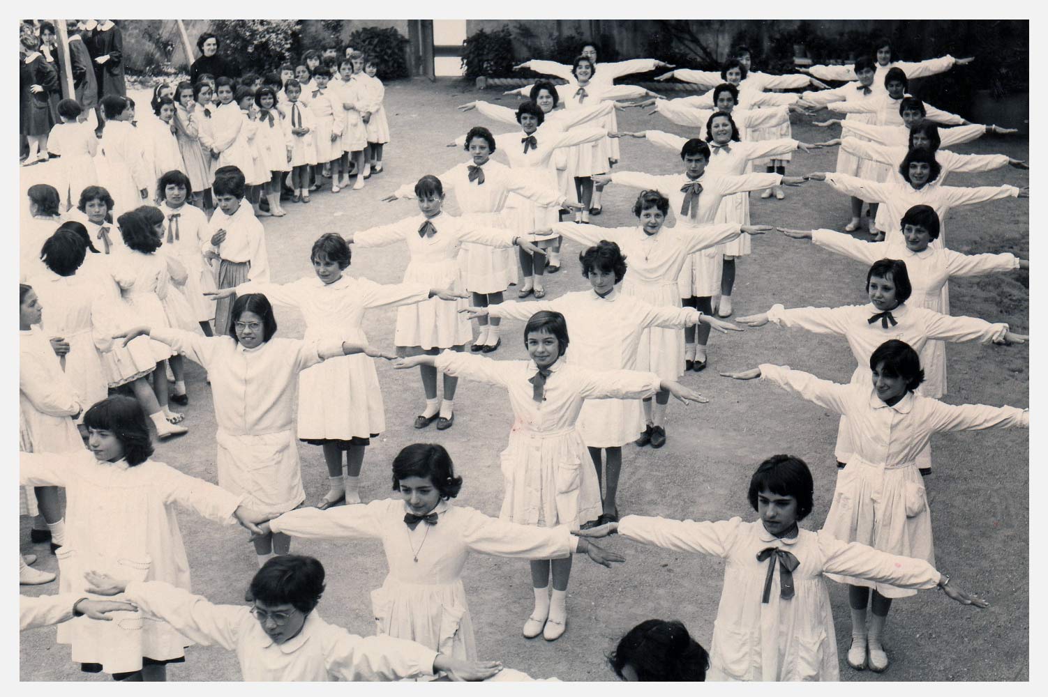 Livorno - Paradisino, 1960   Educazione fisica in cortile 