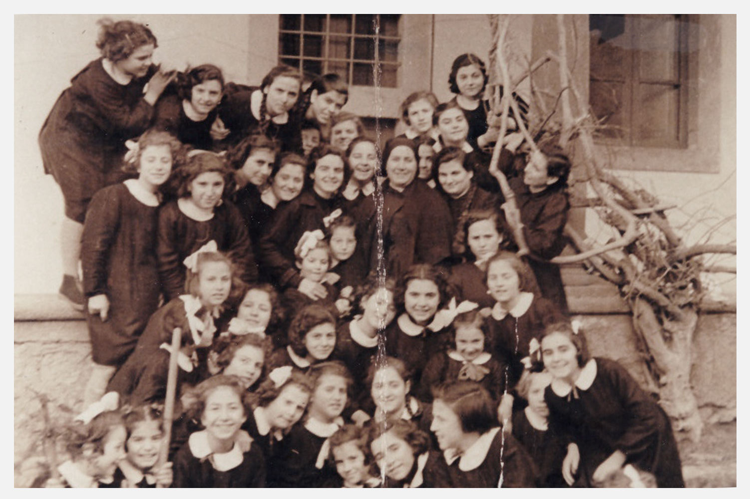 Viterbo, 1955 Collegio San Sisto - Le bambine con la Superiora, Suor Maria Carlomagno