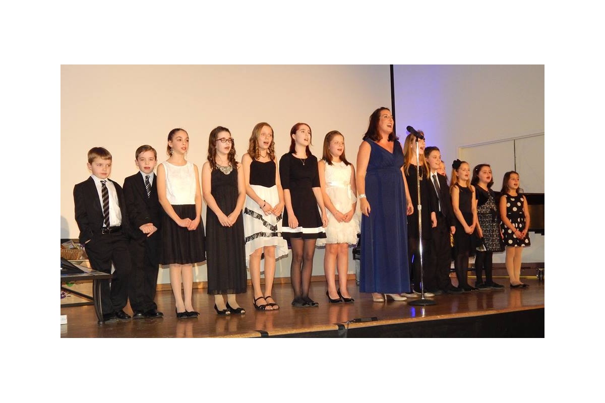 Il coro degli alunni della Venerini Academy