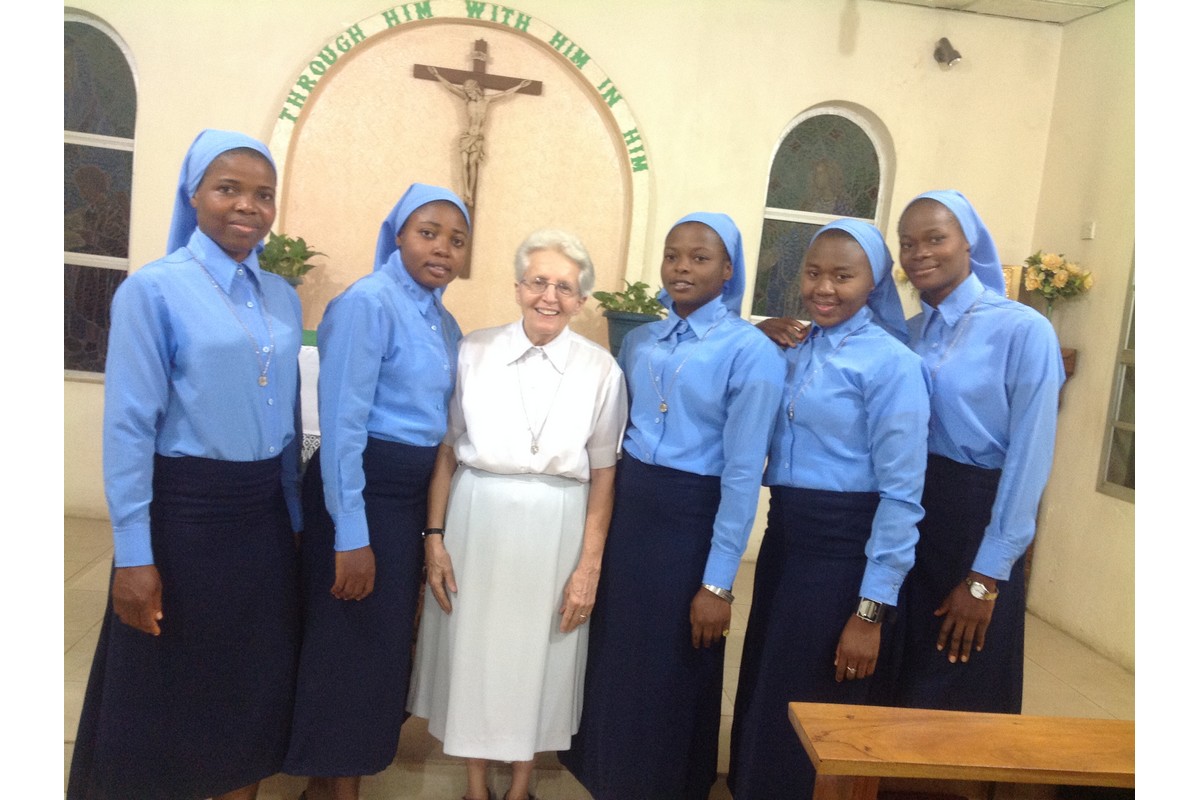 Nigeria - Postulanti con la Superiora Sr. Maria