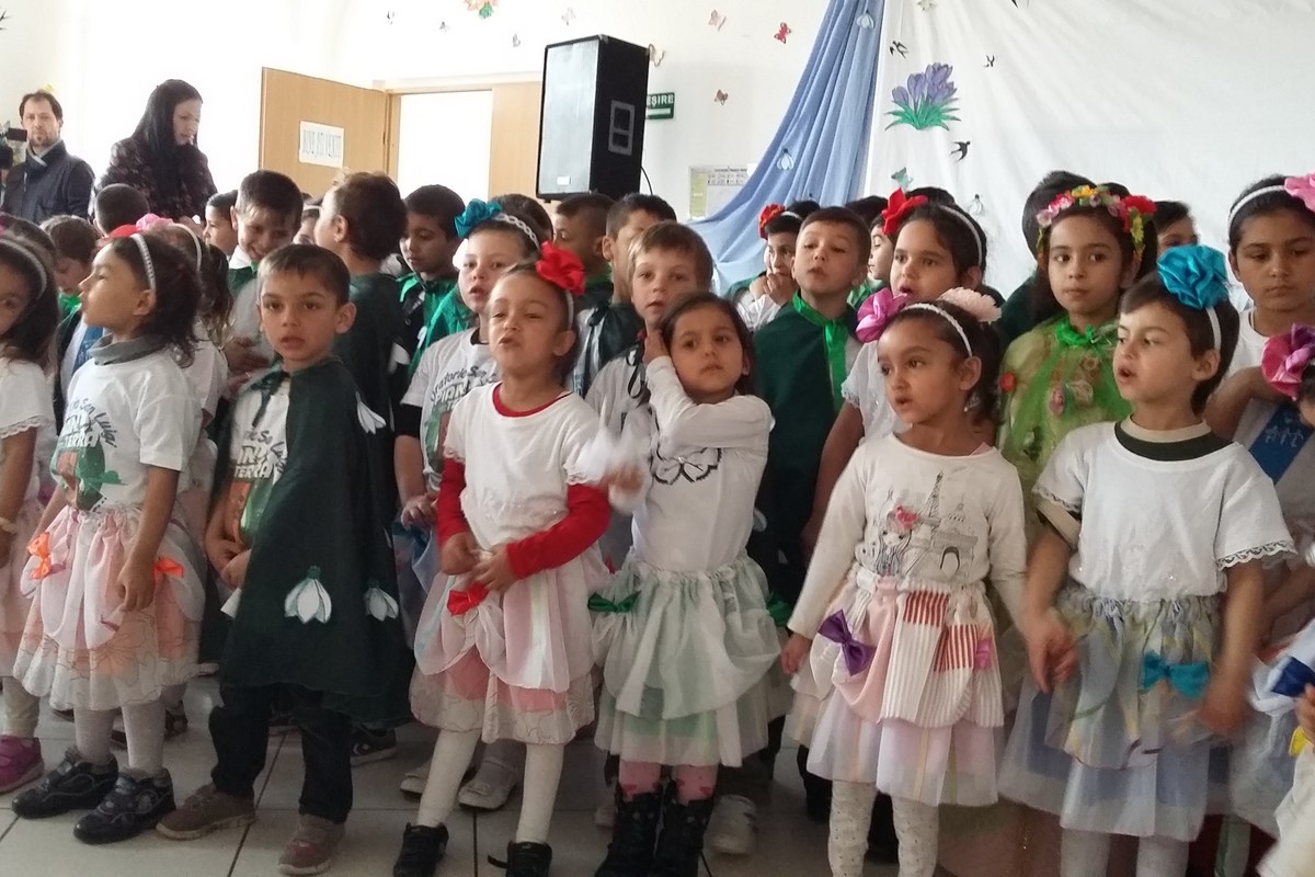 Romania - i bimbi cantano e recitano poesie