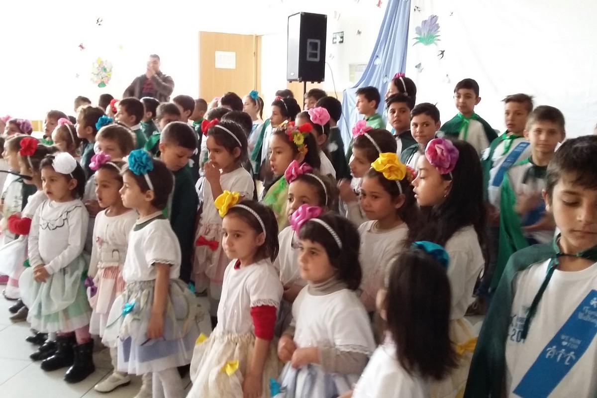 Romania - i bimbi cantano e recitano poesie