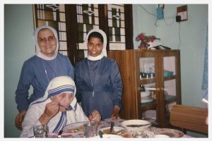 Madre Teresa con Sr. Piera Silvestrini e Sr. Brigit Vadakkepurakkal