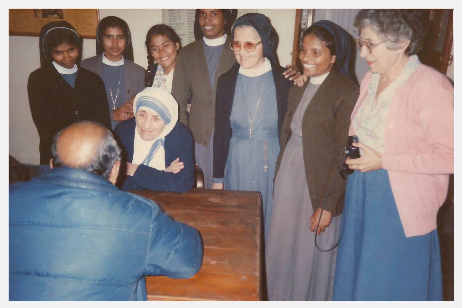 Madre Teresa a colloquio con le Maestre Pie e altri visitatori