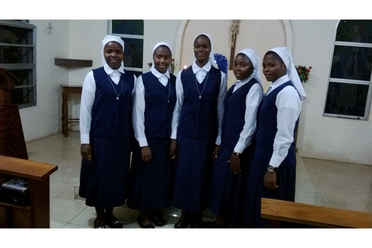Foto di gruppo delle cinque novizie nigeriane