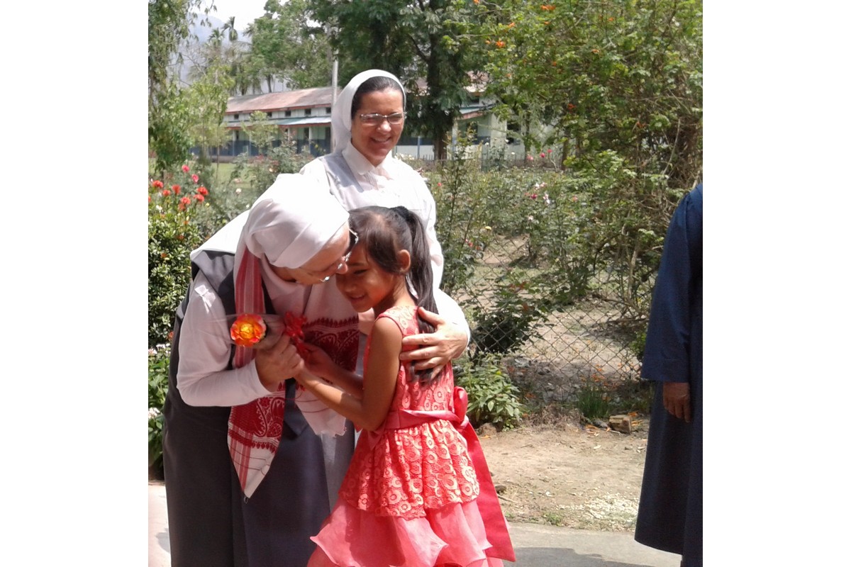 La Madre Generale e Sr. Elizabeth vengono accolte nella comunità di Kathiatholi (Assam)