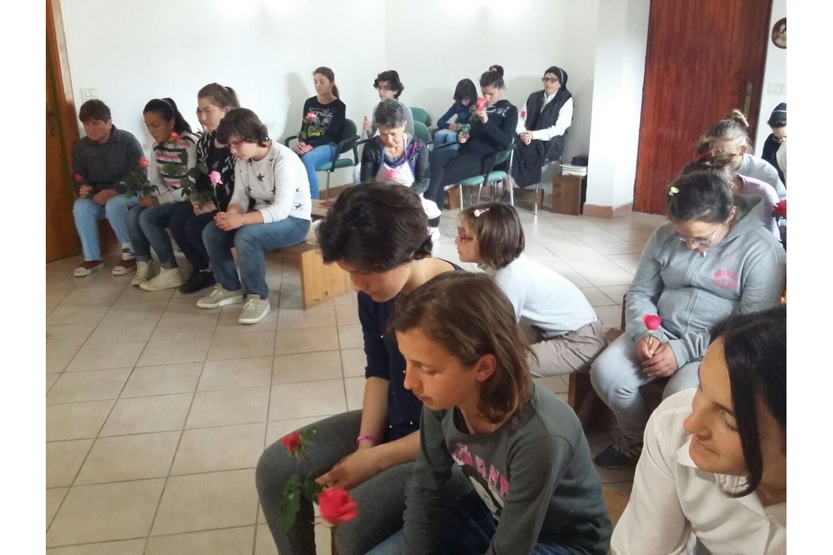 Gjader (Albania) - Le bambine di Casa Rozalba pregano Santa Rosa Venerini