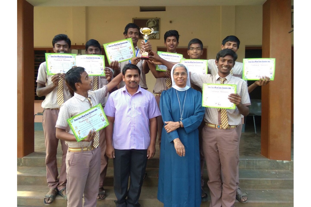 Andra Pradesh (India) - Sr. Celine (Preside) con gli studenti vincitori del concorso