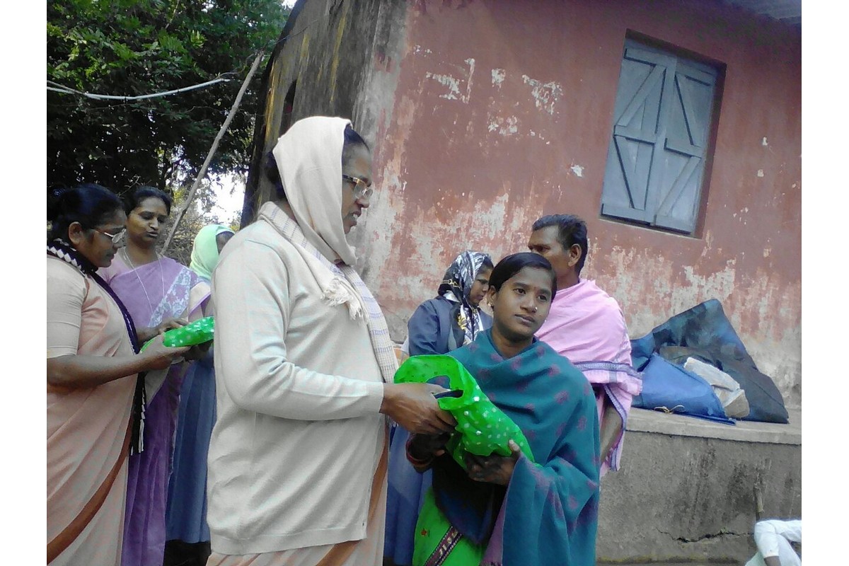 Scambio di doni nel lebbrosario di Balangir (Orissa)