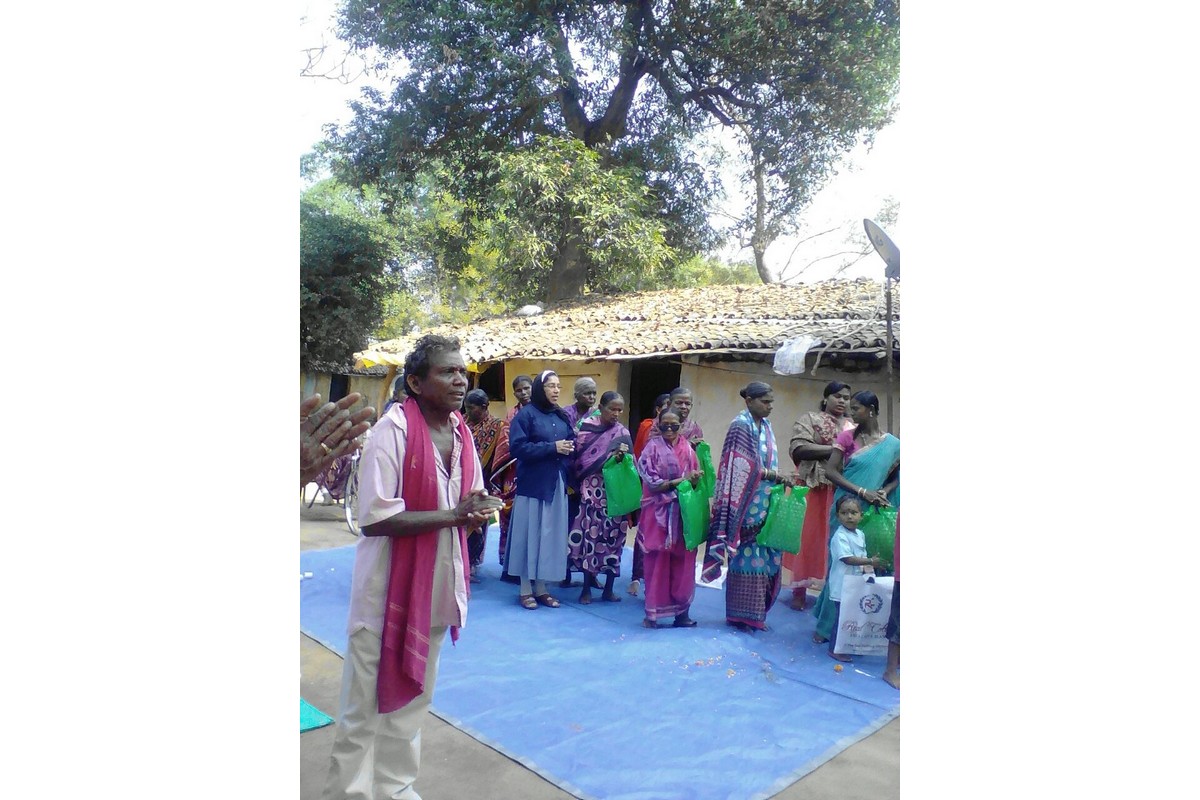 Scambio di doni nel lebbrosario di Balangir (Orissa)