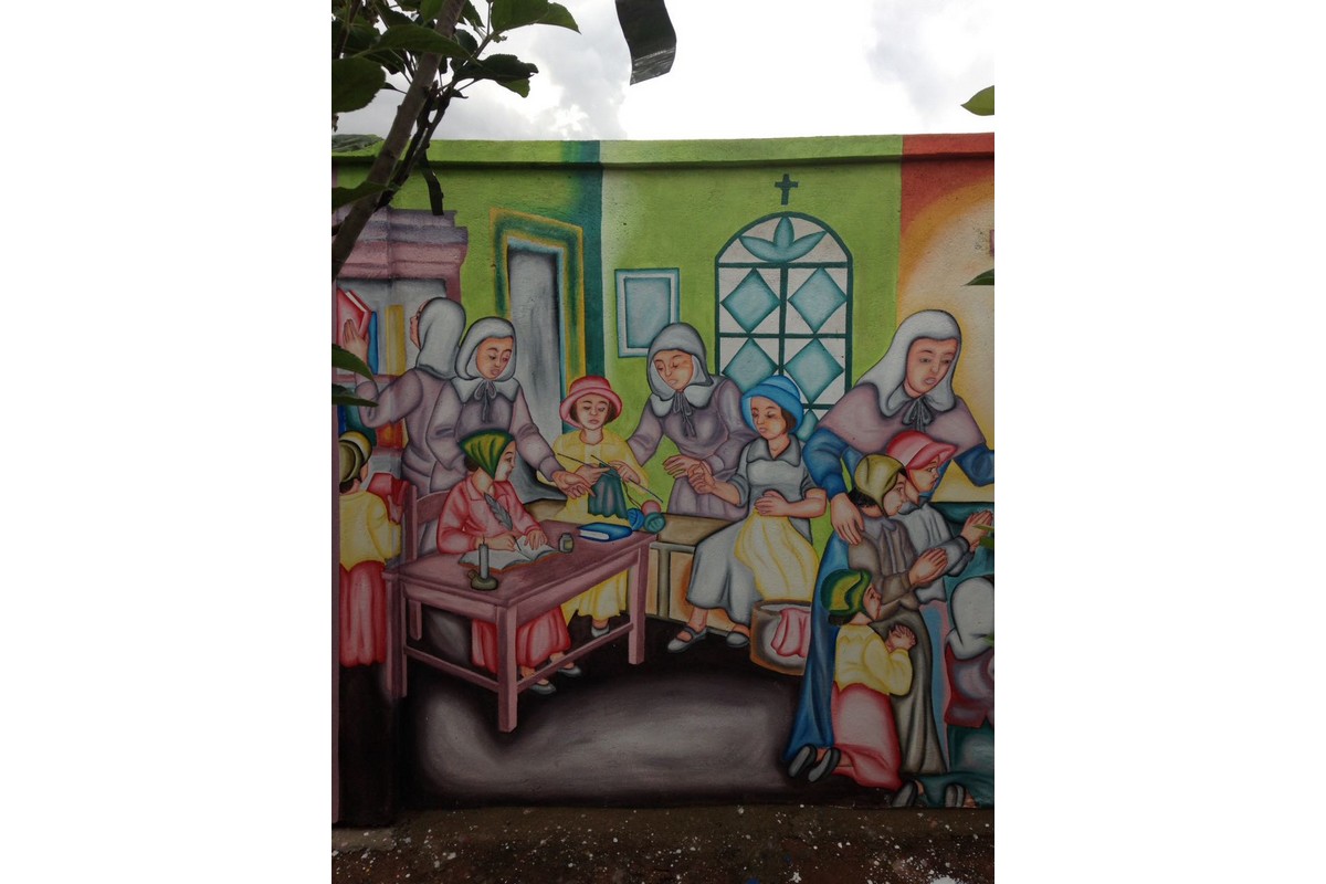 Madagascar - I muri della missione dipinti con la storia di S. Rosa Venerini