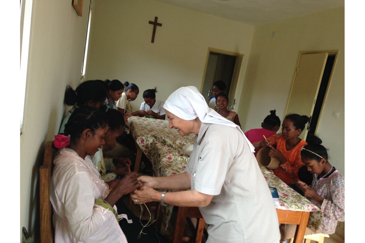 Madagascar - Sr. Marina mentre insegna alle ragazze della missione
