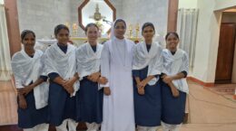 India - Le 5 novizie accompagnate dalla loro Maestra